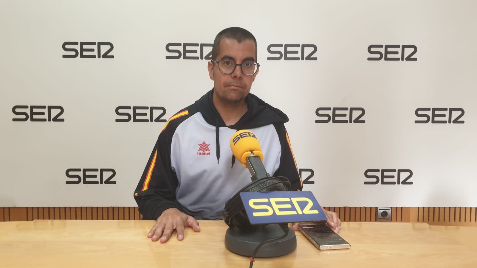 Lorenzo Albaladejo en los estudios de Radio Murcia Cadena SER