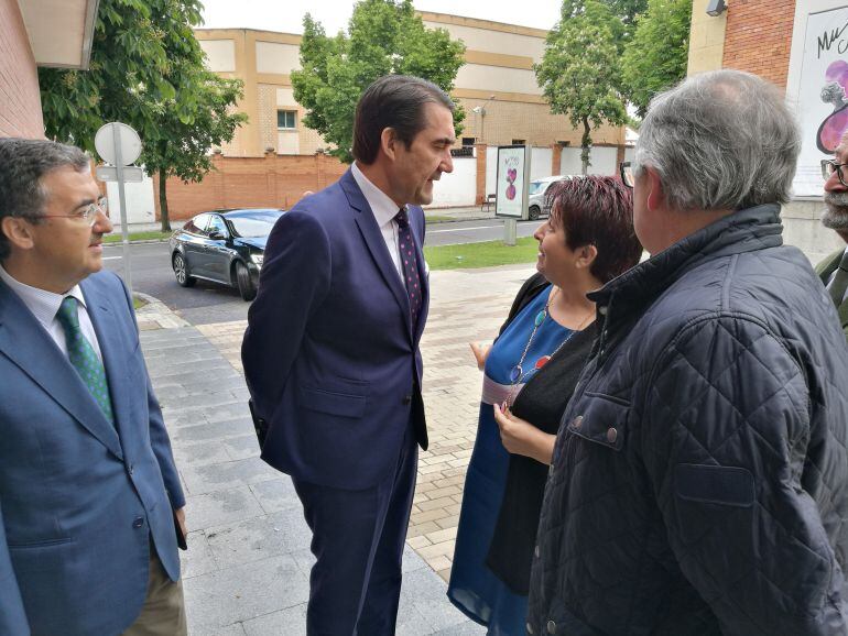 El consejero de Fomento y Medio Ambiente Juan Carlos Suárez-Quiñones concersa con la alcaldesa Clara Luquero momentos antes de la presentación del proyecto de Veolia