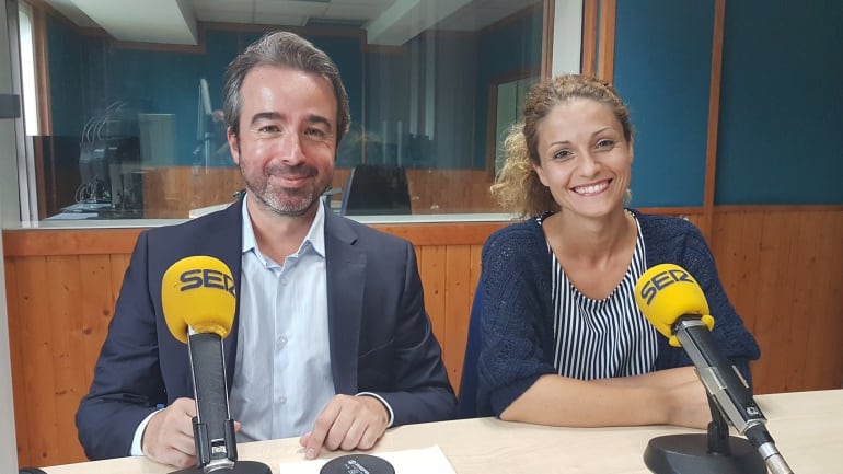 Juan Luis Vidal y Ainoa Quiñones en el estudio de la Ventana de Cantabria