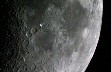 La Estación Espacial Internacional pasa por delante de la Luna