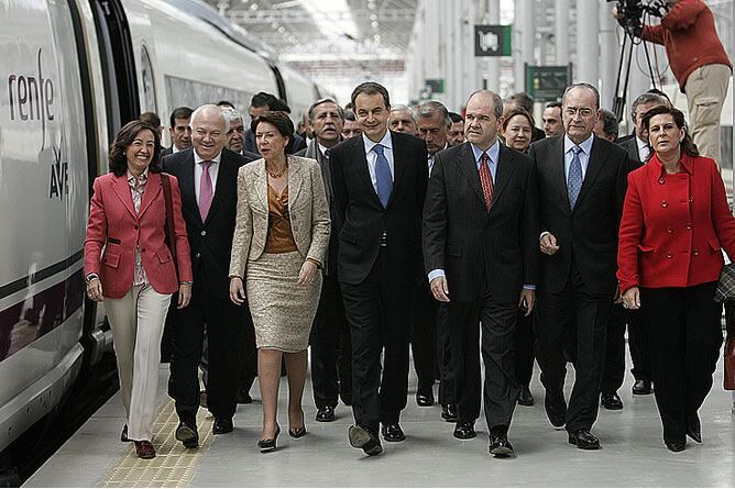 Zapatero, acompañado por varios ministros, hoy en Málaga tras realizar el viaje en AVE
