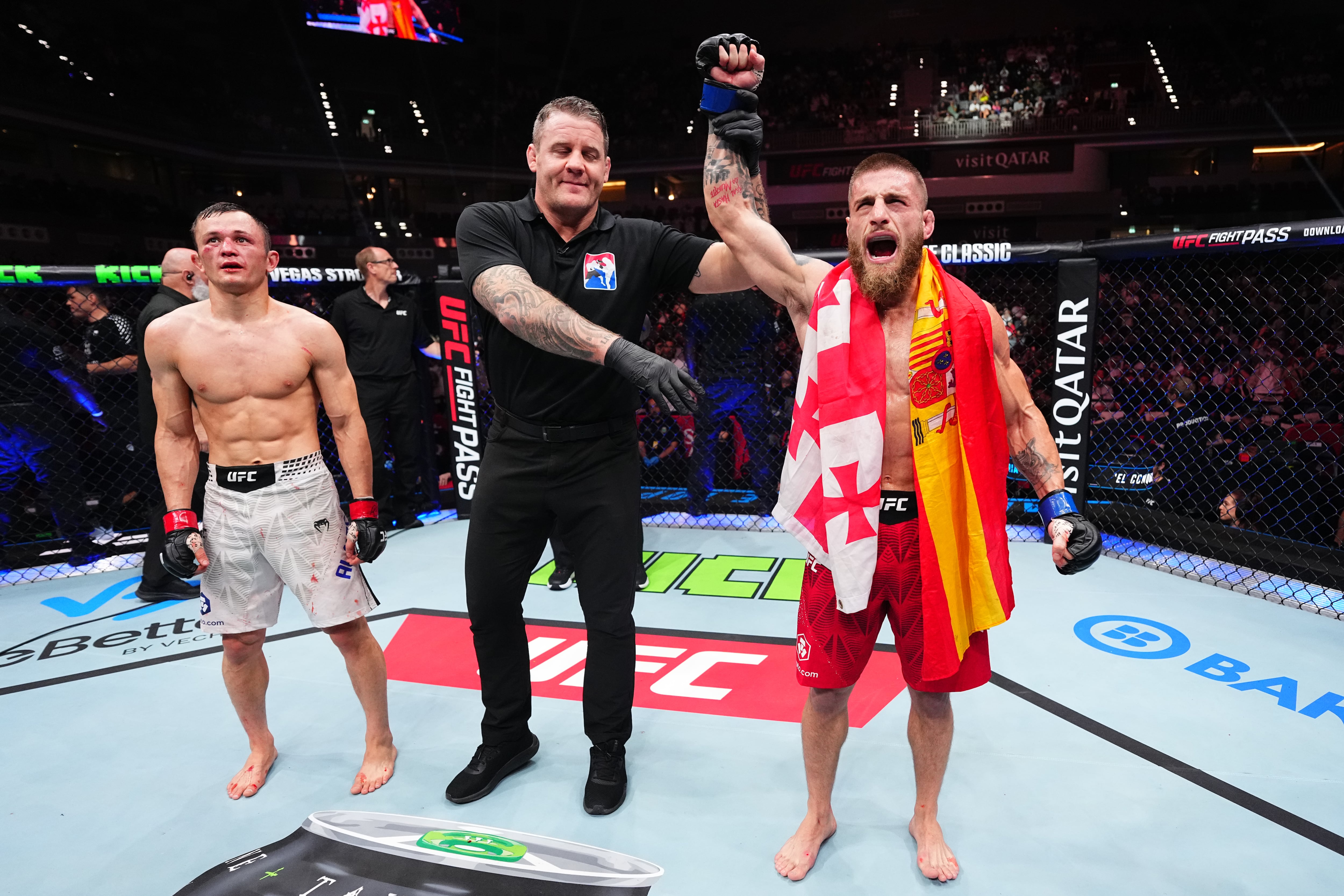 Aleksandre Topuria celebra su triunfo sobre Bekzat Almakhan en su segundo combate en la UFC
