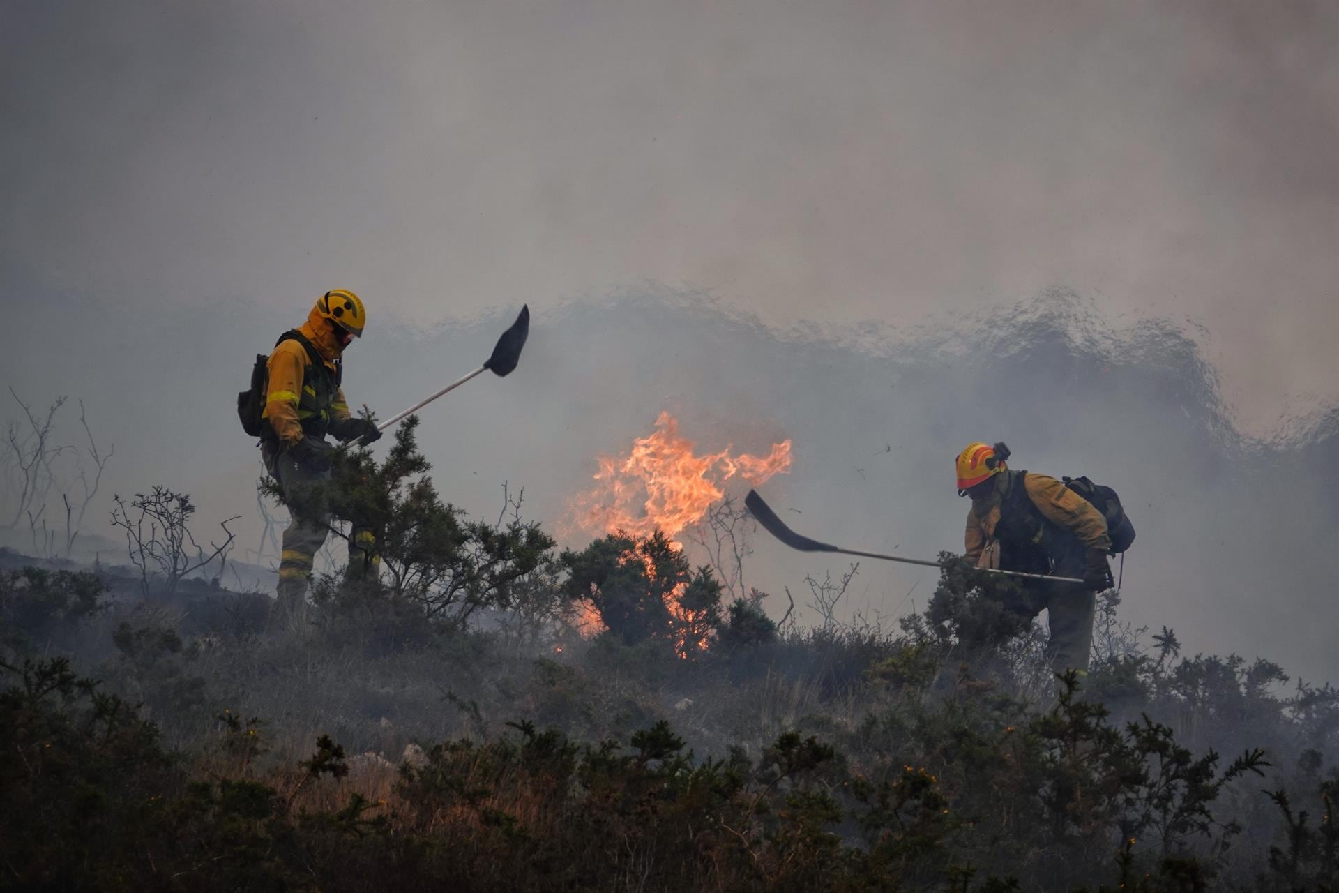 Bomberos del Principado trabajando en la extinción del incendio de Toraño, en Parres