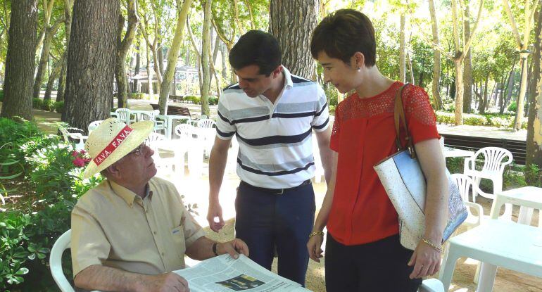 Javier Cuenca (en el centro) ha hecho estas declaraciones desde el parque Abelardo Sánchez de Albacete, donde ha inaugurado los kioskos de prensa