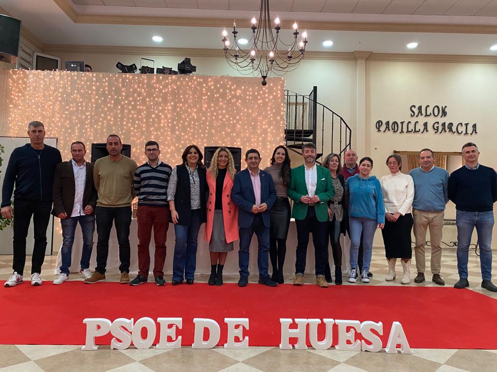 El secretario provincial del PSOE, Paco Reyes (centro), junto al candidato local, Ángel Huesa (con chaqueta verde) y varios miembros de la candidatura y responsables del partido.