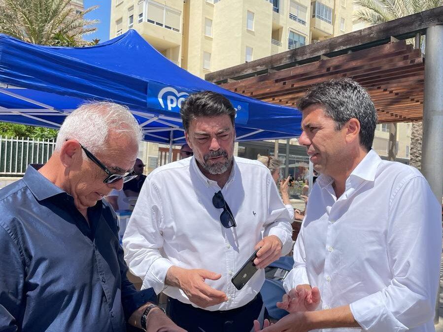 El presidente del PPCV, Carlos Mazón, junto al alcalde de Alicante, Luis Barcala, en un acto este sábado en la ciudad.