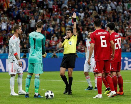 Momento en el que el árbitro uruguayo Antonio Cunha solicita el VAR tras un gol iraní.