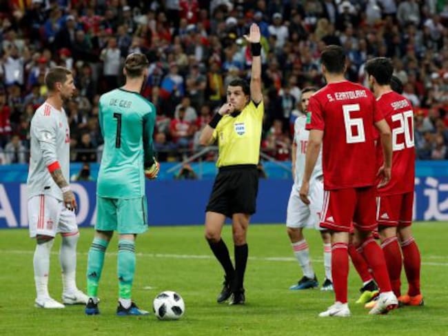 Momento en el que el árbitro uruguayo Antonio Cunha solicita el VAR tras un gol iraní.