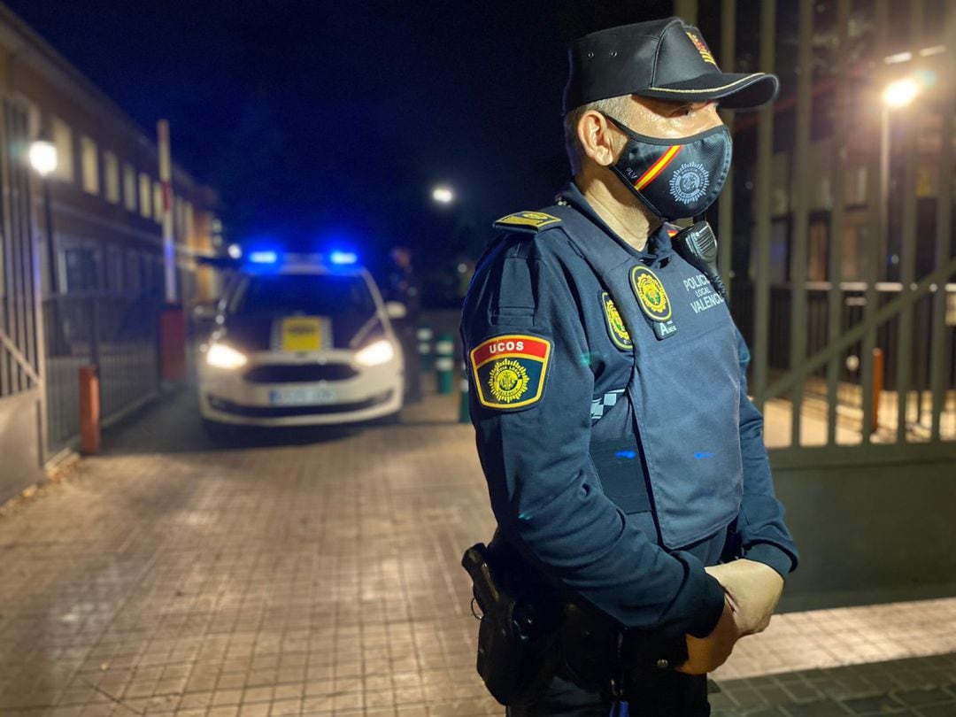 La Policía Local de València desaloja una fiesta ilegal con más de 200 personas en la Marina de la ciudad.