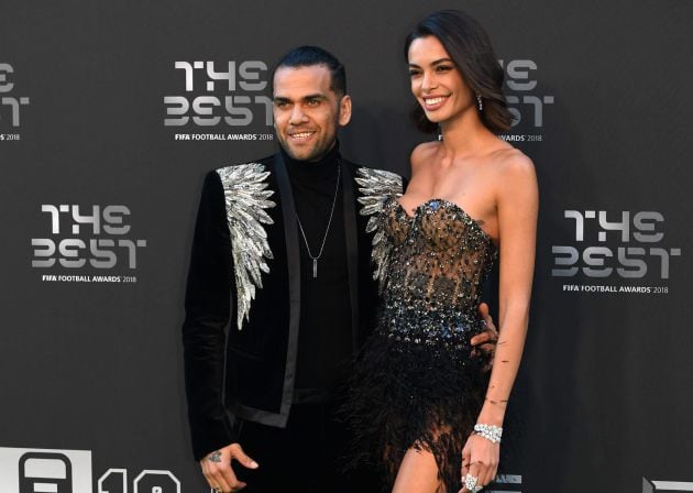 Dani Alves, lateral del PSG, con su mujer, la modelo tinerfeña Joana Sanz