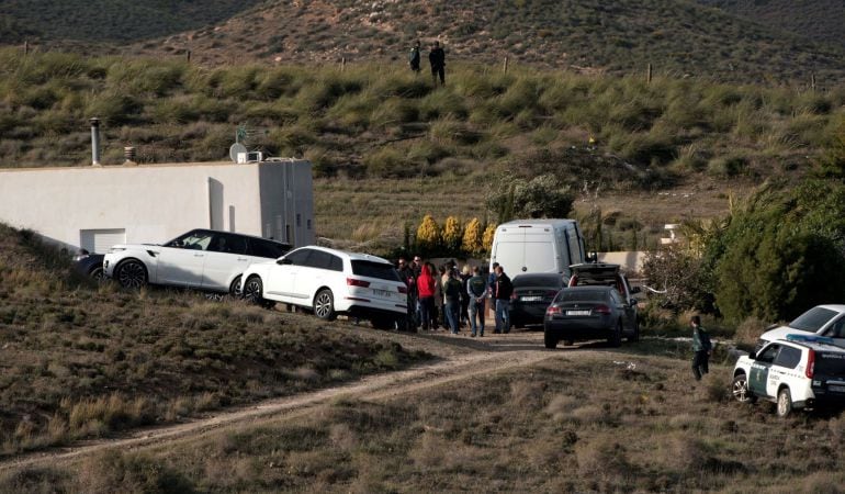 Ana Julia Quezada (de rojo), la autora confesa de la muerte de Gabriel Cruz, el hijo de su pareja, ha vuelto a ser trasladada a la localidad de Rodalquilar, en Níjar (Almería).