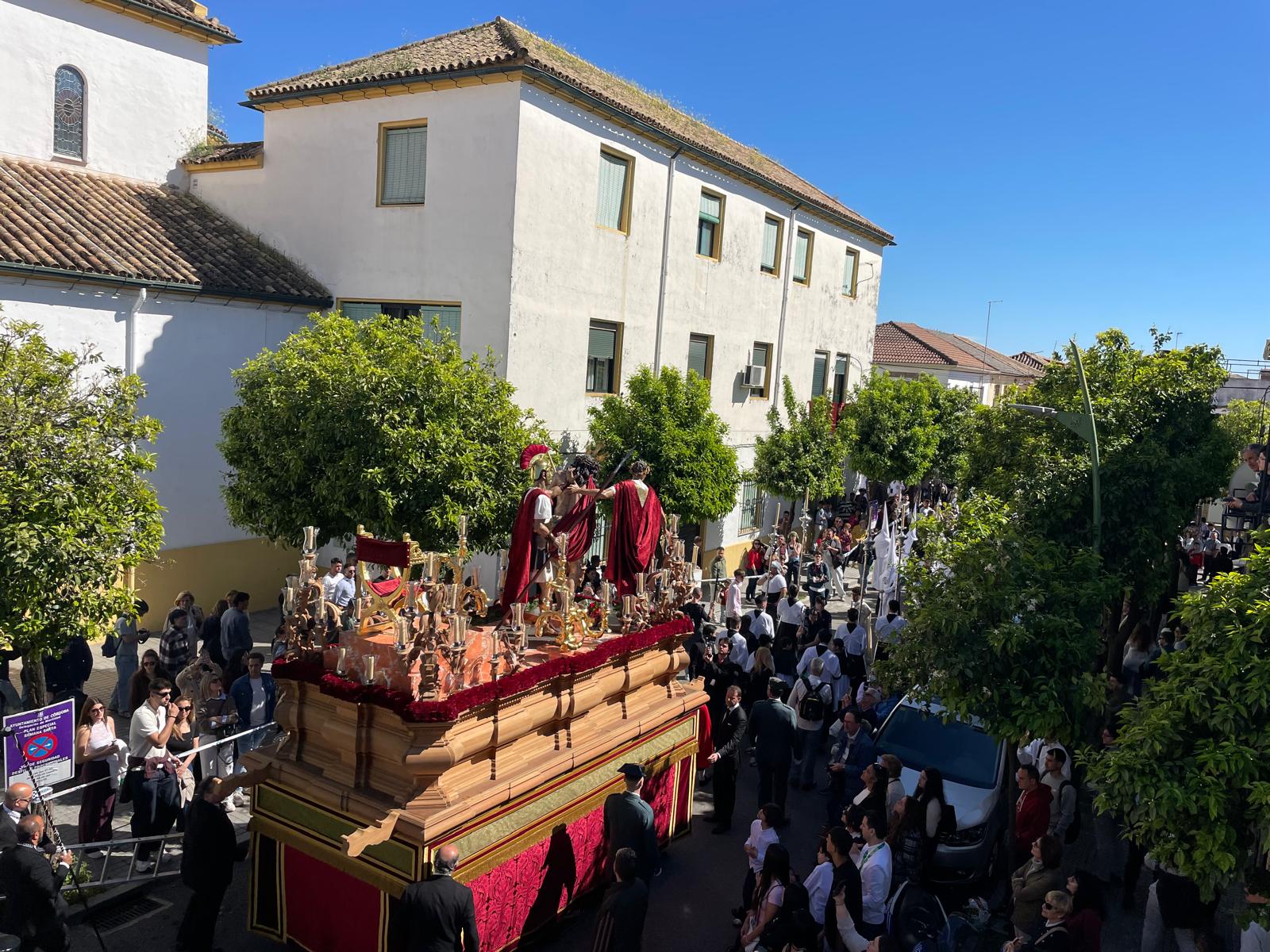 La hermandad de la Presentación al Pueblo sale de la parroquia de Cañero rumbo a la Carrera Oficial por primera vez en su historia