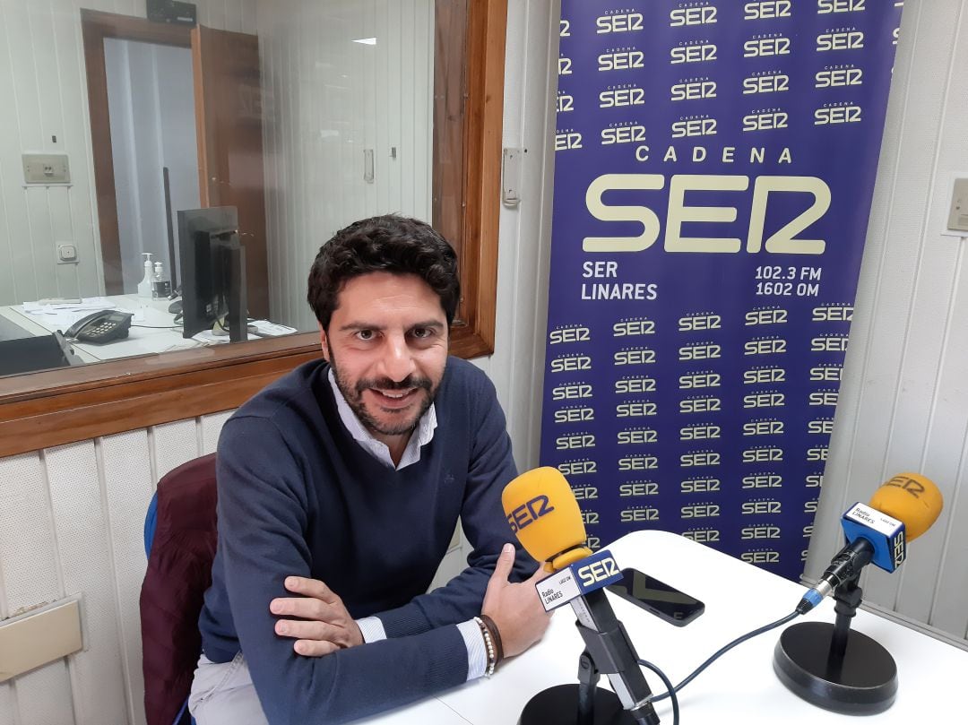 Jesús Medina en los estudios de Radio Linares