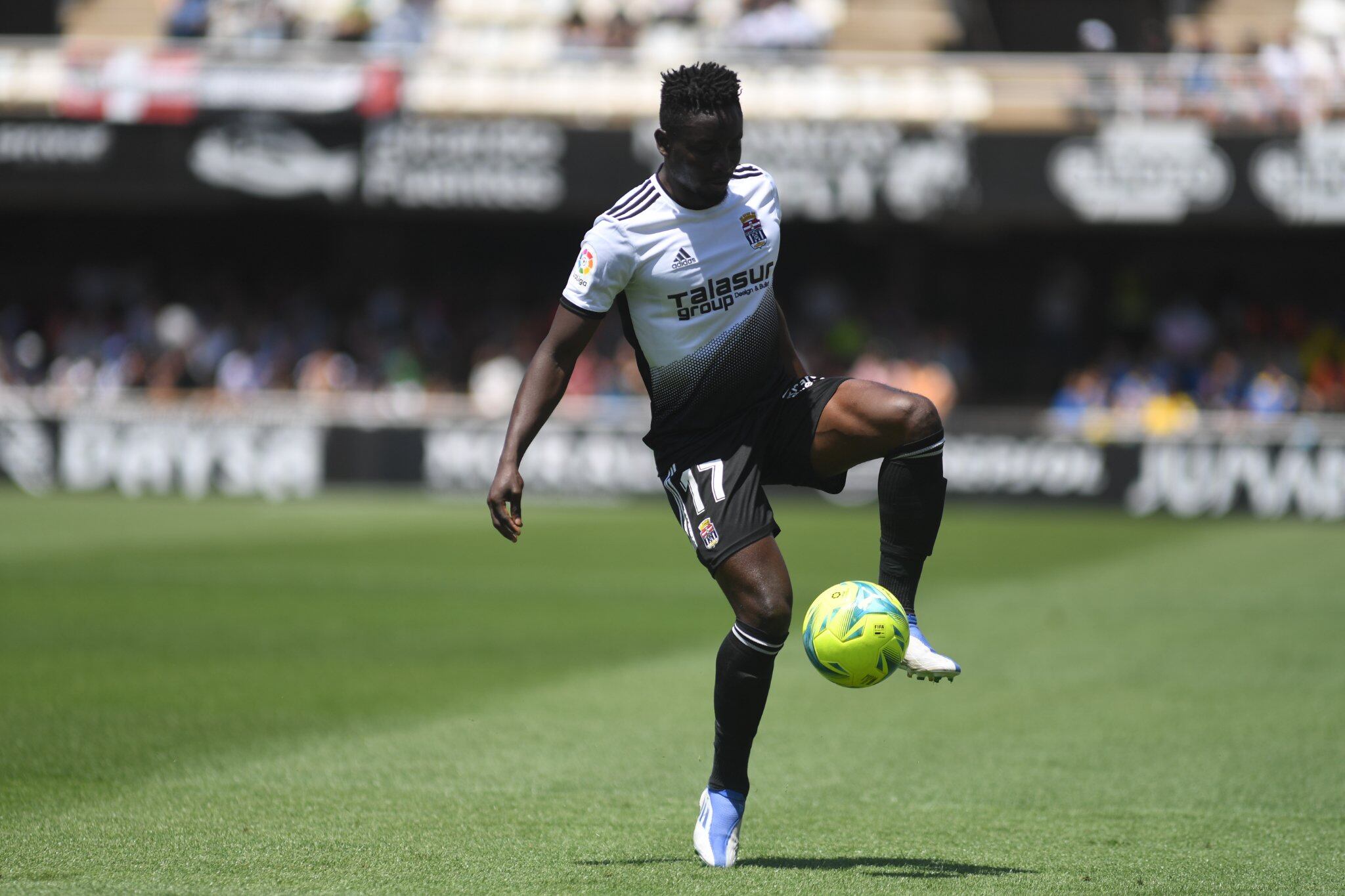 Mo Dauda controla la pelota