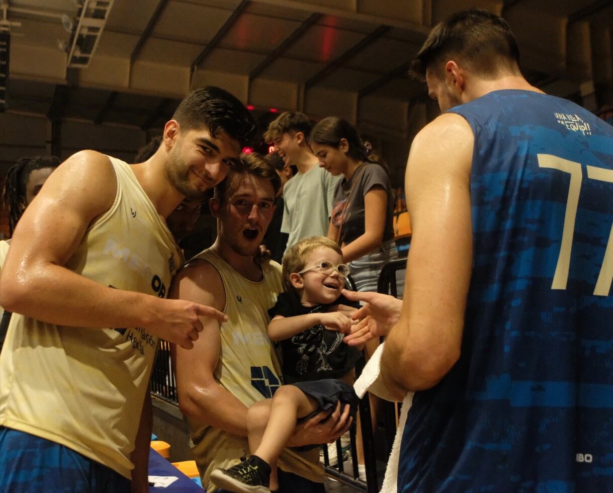 L'equip va fer un entrenament davant de la seva afició.