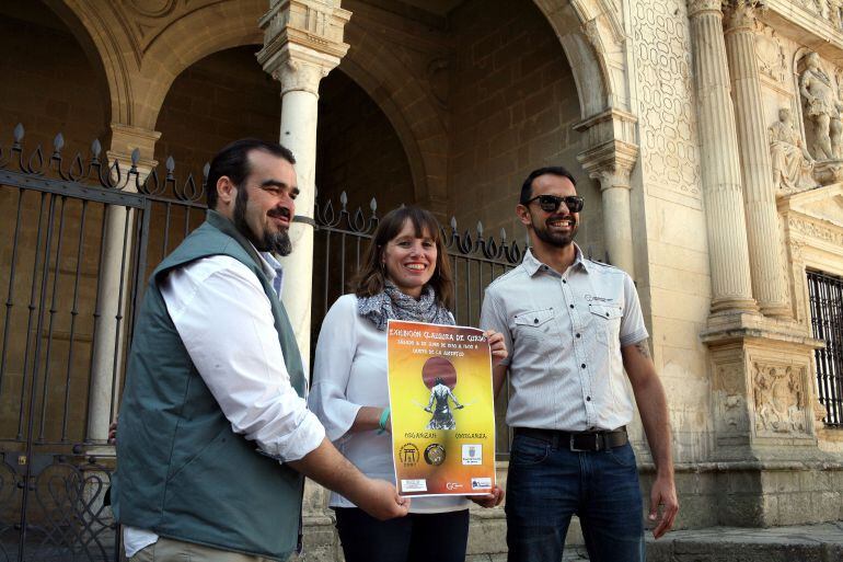 Laura Álvarez junto a los responsables de los clubes presentando el cartel de la prueba