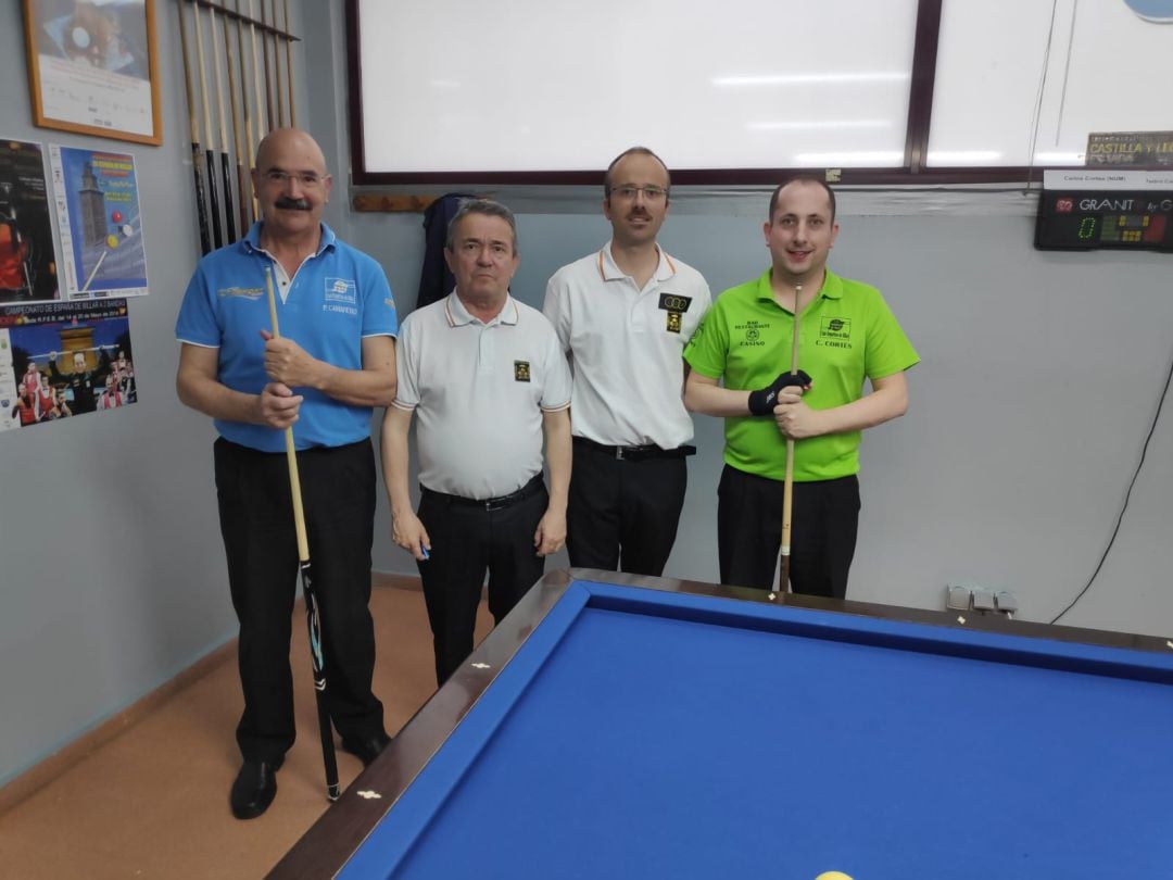 Pedro Camarero (de azul) y Carlos Cortés (de verde), ambos del CA Numancia, antes de medirse en la final.