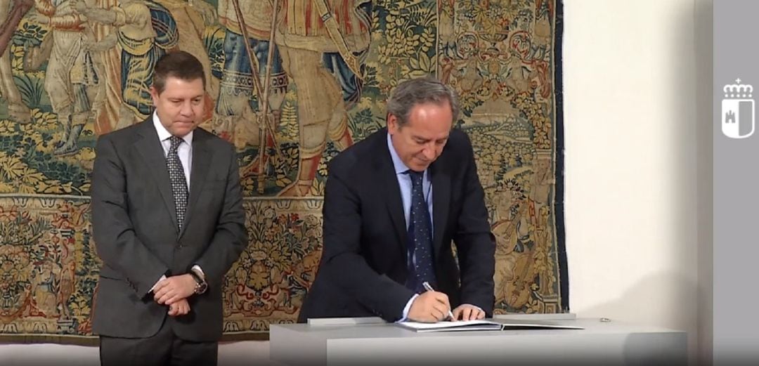 El presidente de CECAM, Ángel Nicolás, durante la firma del plan