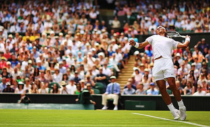 Nadal saca durante el partido de su debut en Wimbledon