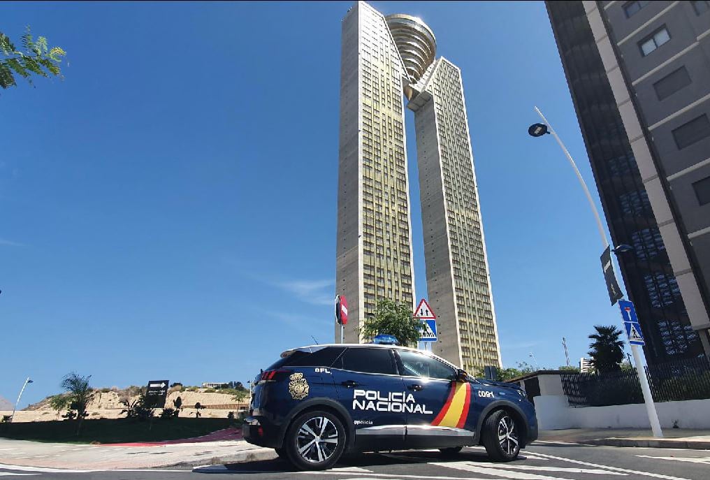 Un vehículo de la Policía Nacional bajo el edificio Intempo de Benidorm / Archivo