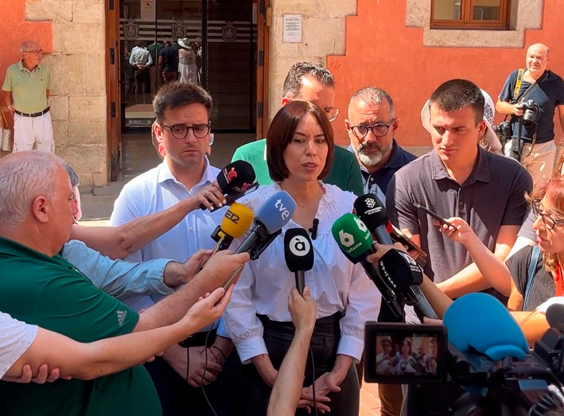 La ministra de Universidades, Diana Morant, atendiendo a los medios, delante del Ayuntamiento de Cocentaina