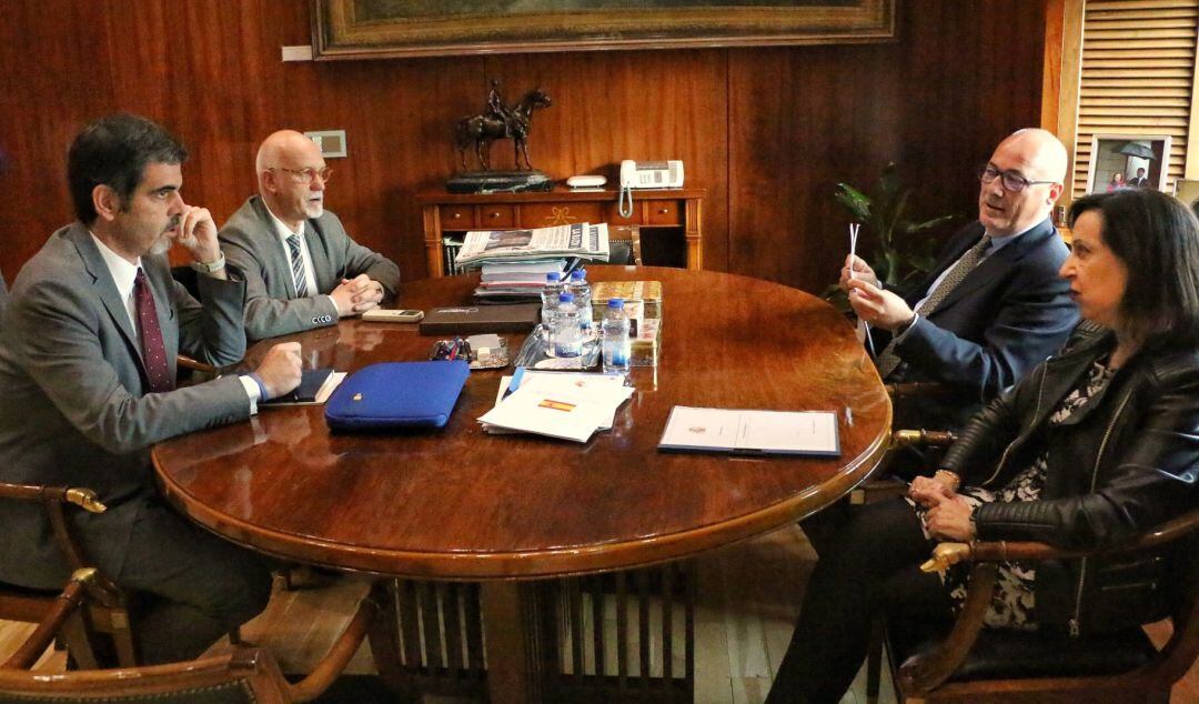 Momento de la reunión entre el alcalde de San Sebastián, Eneko Goia, y la ministra de Defensa, Margarita Robles. 