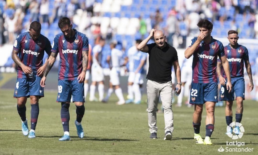 Paco López junto a la plantilla en Butarque