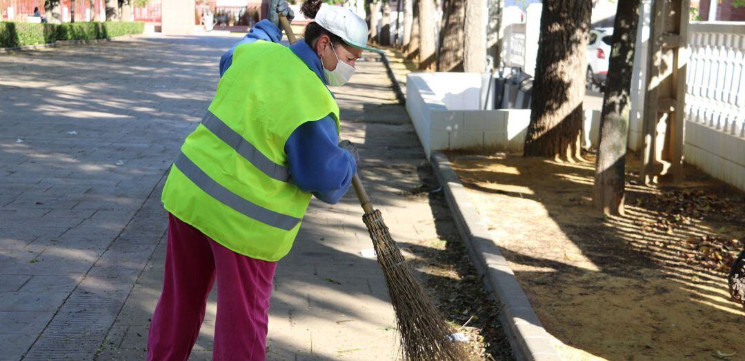 Archivo - Trabajadores, paro, empleo, plan de empleo.