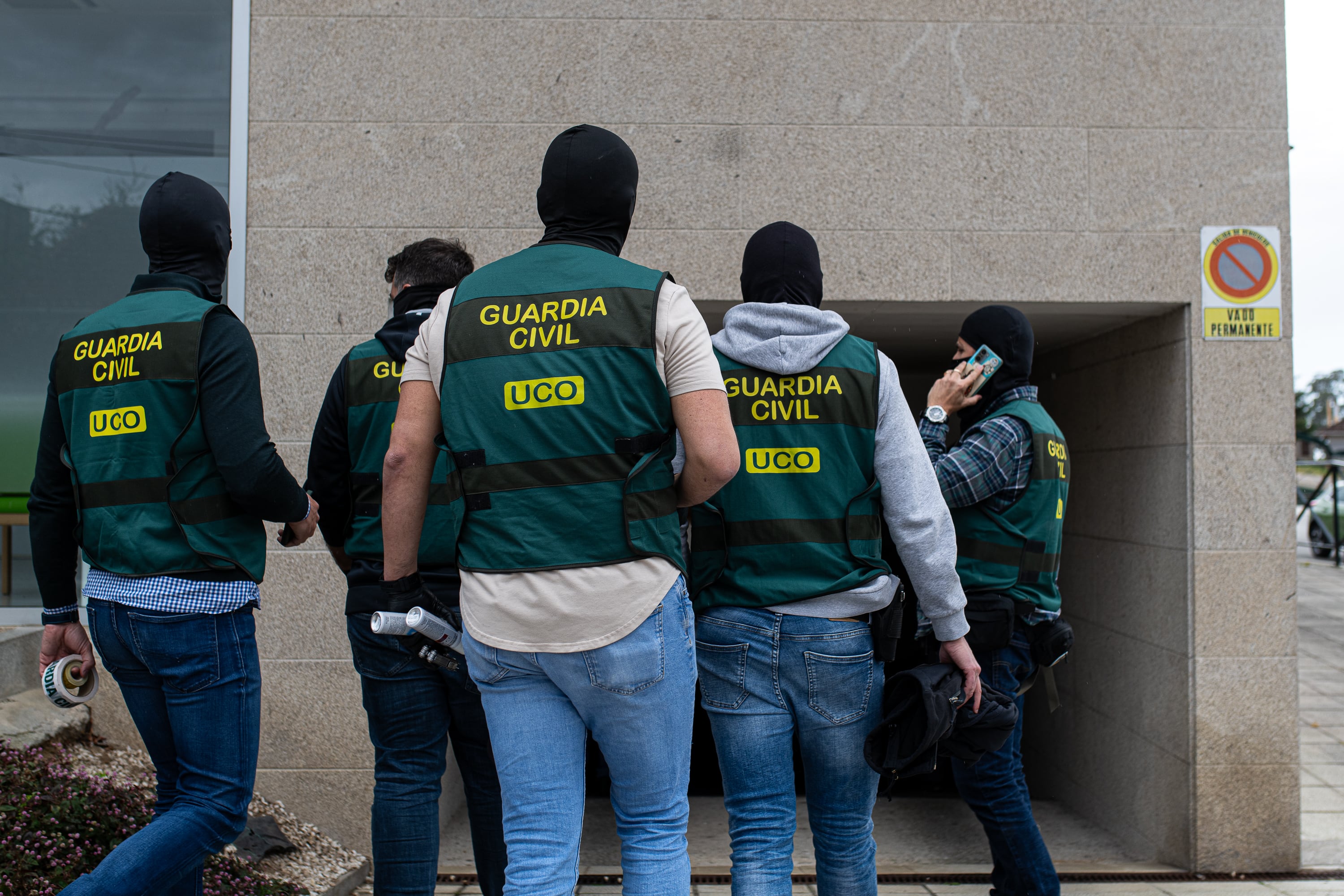 Agentes de la UCO durante un registro