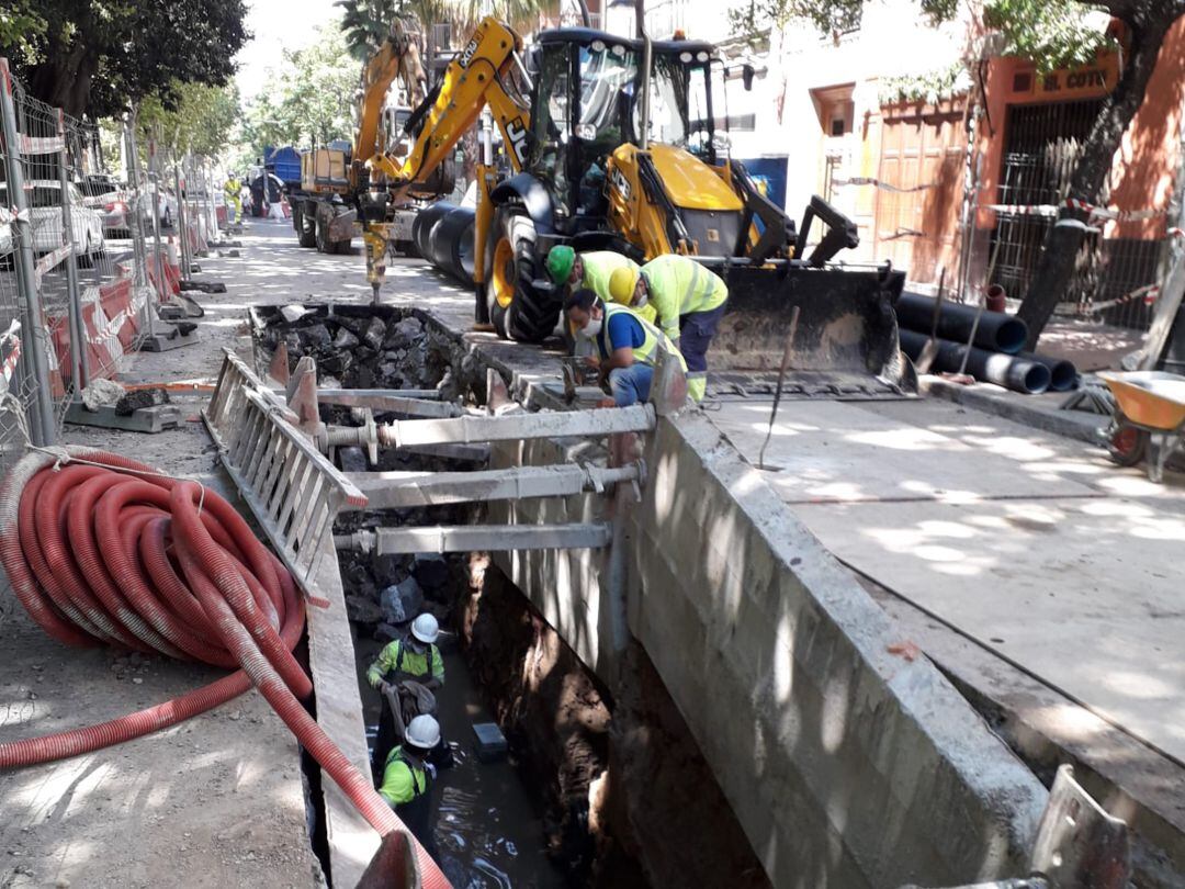 Los operarios trabajan en la renovación del colector de Marqués del Túria y la calle Russafa, en la ciudad de València.