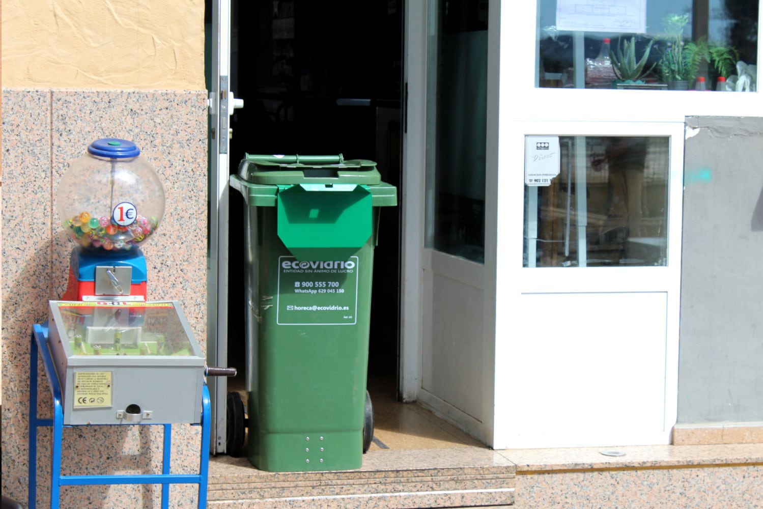 Cubos de vidrio para reciclaje en hostelería de Novelda