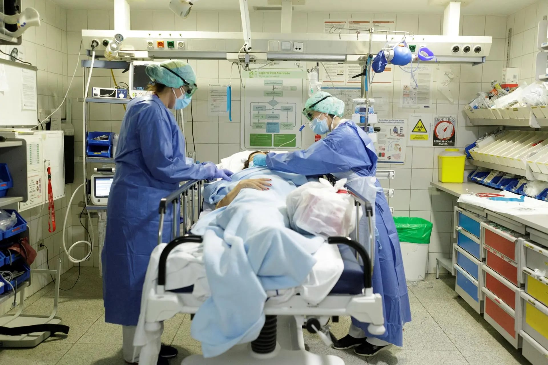Personal de urgencias atiende a un paciente. EFE/Ramón de la Rocha