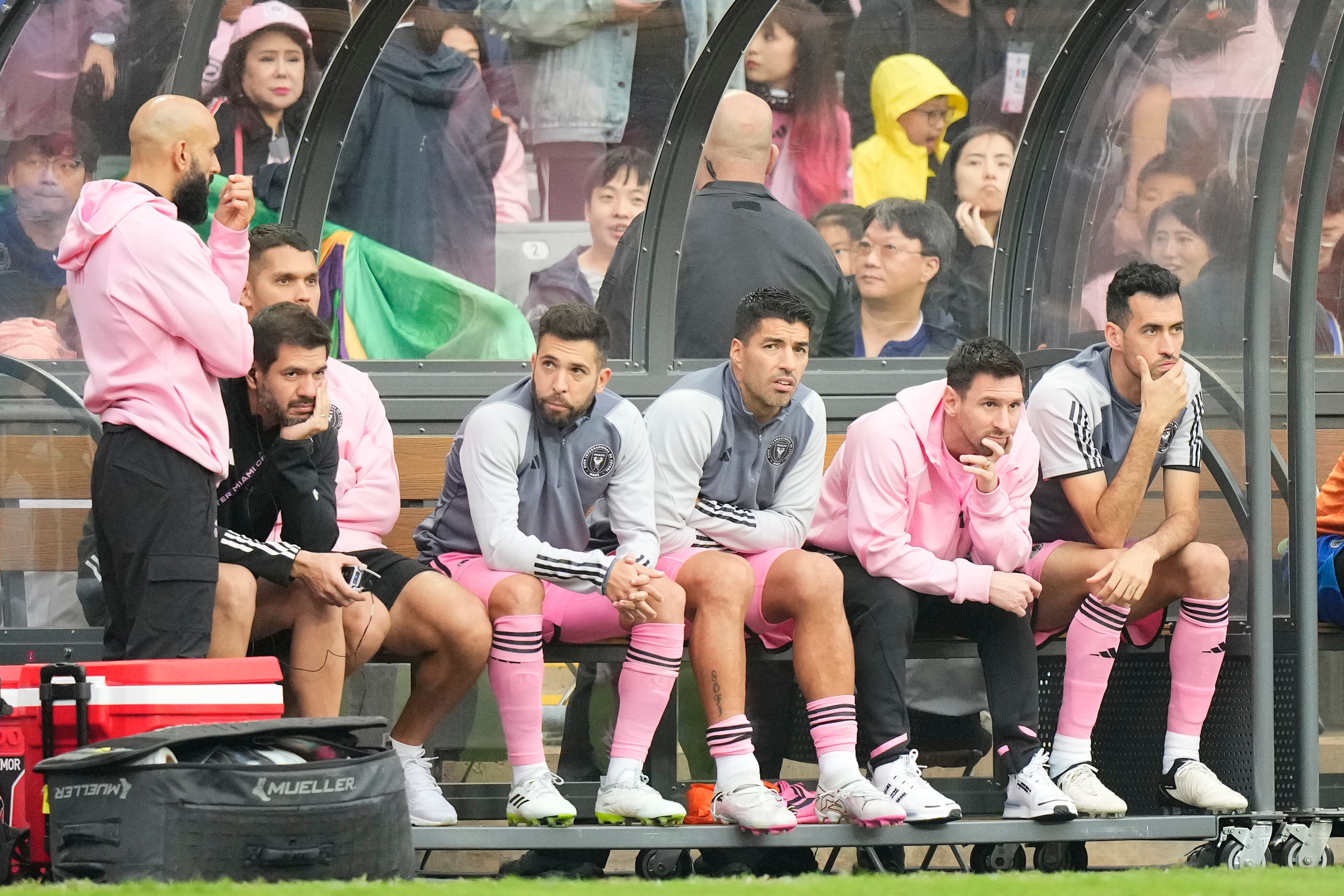 Busquets, Messi, Suárez y Jordi Alba, en el banquillo del amistoso entre Hong Kong y el Inter Miami. (Photo by Fred Lee/Getty Images)