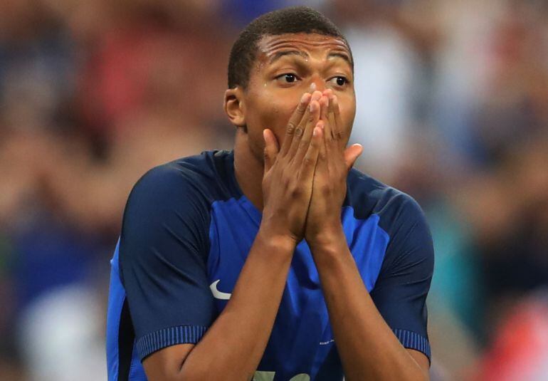 Mbappé se lamenta de una ocasión con Francia