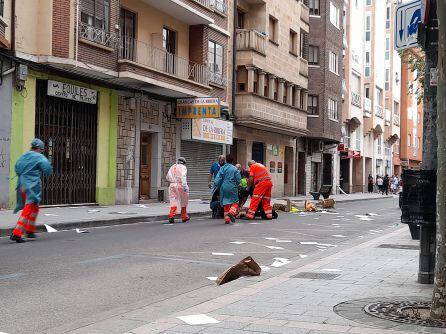 Momento en el que, tras ser reducido por la policía, el joven comienza a ser atendido por los servicuios sanitarios