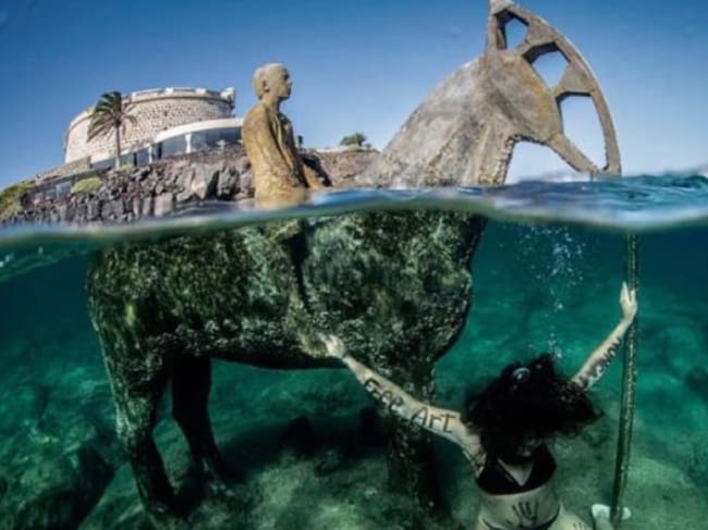 Una apneista defiende el "Free Art" junto a uno de los caballos.