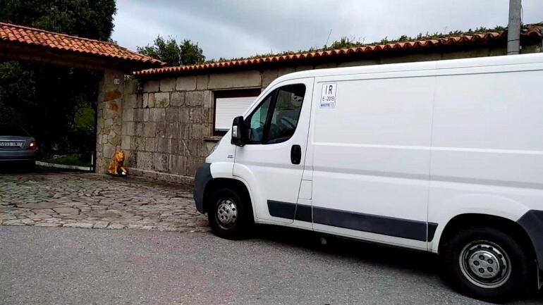 Vehículo en el que Manuel Charlín llegaba esta mañana del hospital a la vivienda familiar, tras ser asaltado por dos personas encapuchadas la pasada noche.