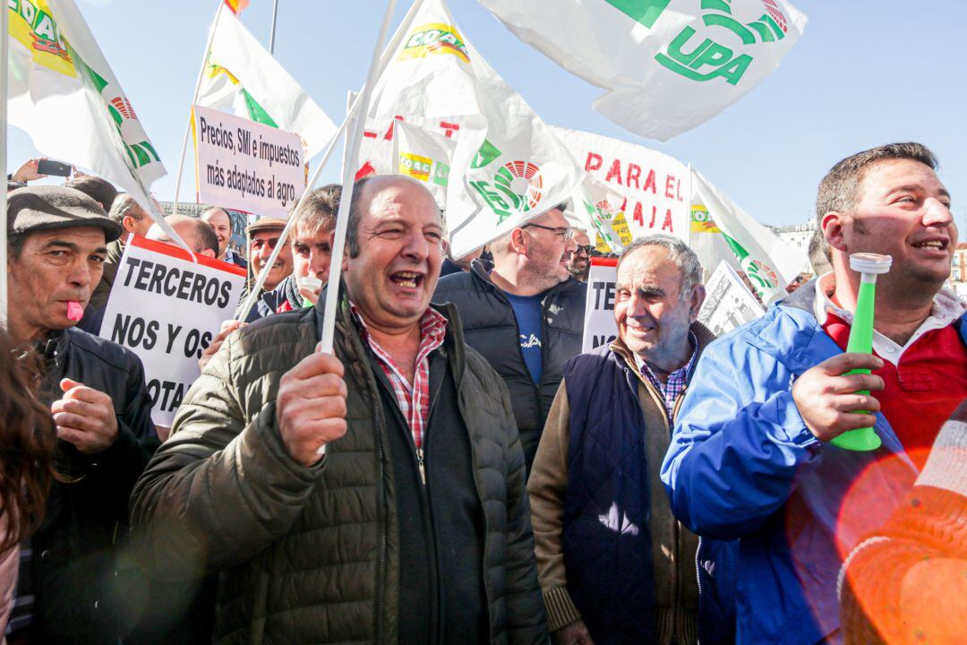 Algunos de los asistentes a la manifestación de agricultores y ganaderos convocada por las organizaciones COAG, Asaja y UPA, frente al Ministerio de Agricultura de Madrid (España), a 5 de febrero de 2020.
