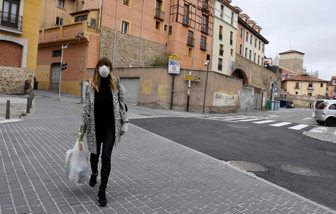 Una mujer camina por el centro de León
