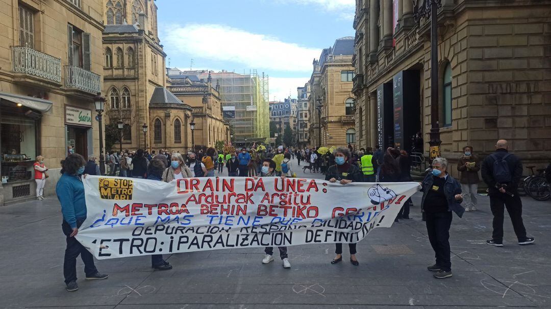 Vista de la pancarta principal de la manifestación contra el metro. 