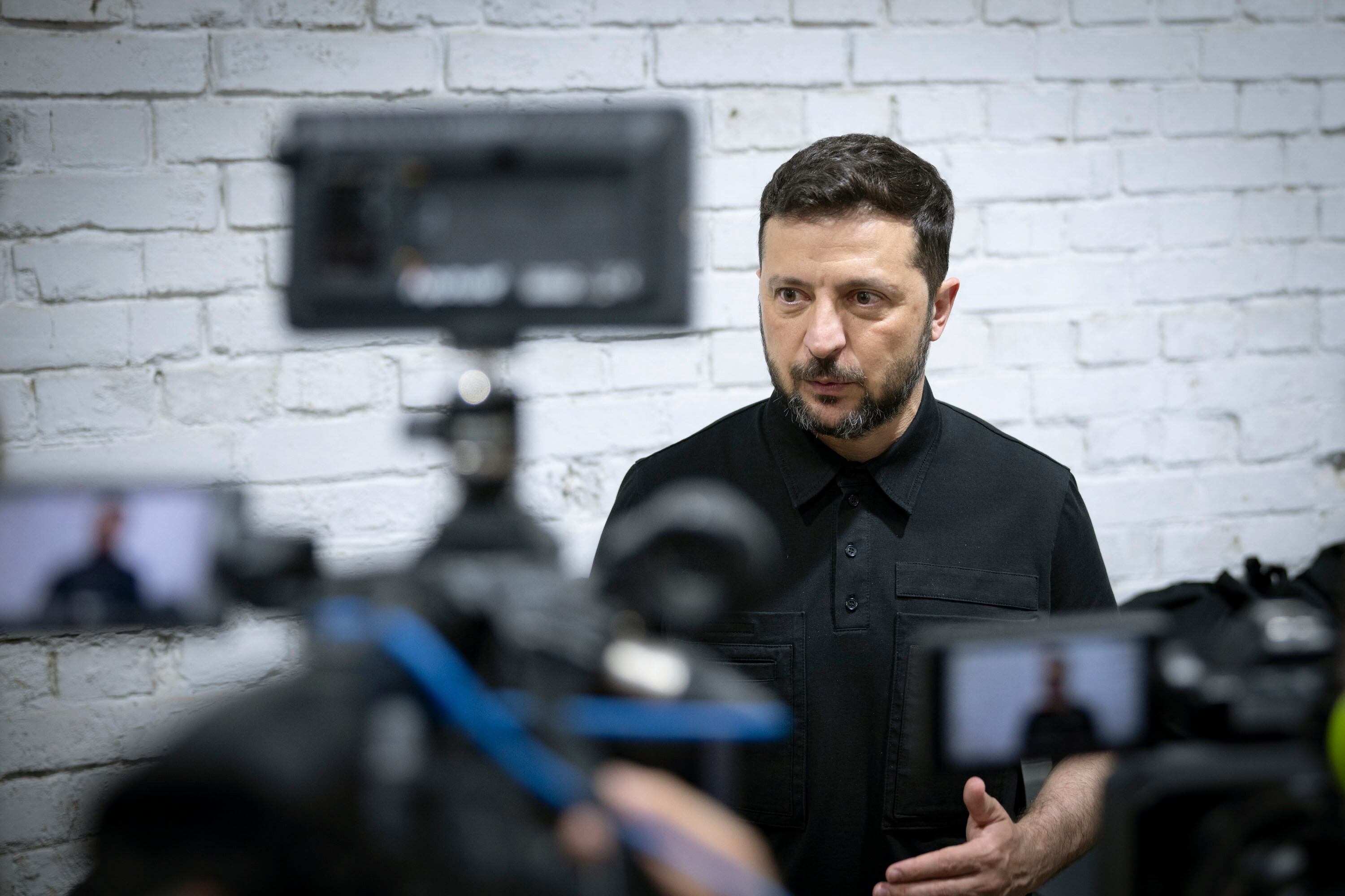 Una fotografía facilitada por el Servicio de Prensa Presidencial muestra al presidente de Ucrania, Volodymyr Zelensky, visitando una instalación donde se fabrican drones interceptores en un lugar no revelado de Ucrania.