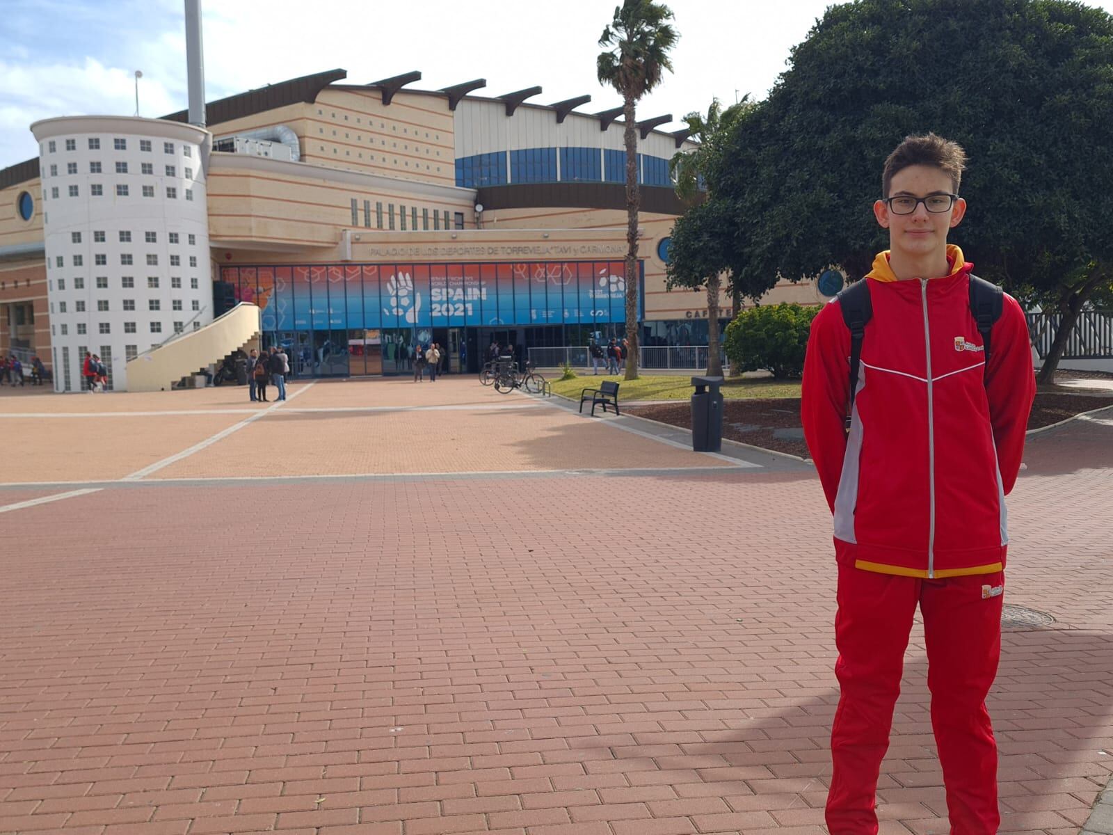 El nadador soriano Álvaro Rubio, junto a las piscinas de Castellón para el Nacional por Federaciones.