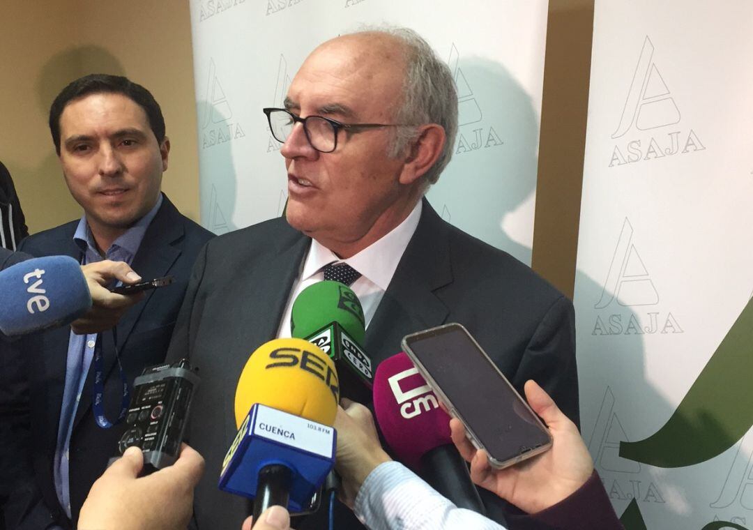 José María Fresneda durante la atención a los medios