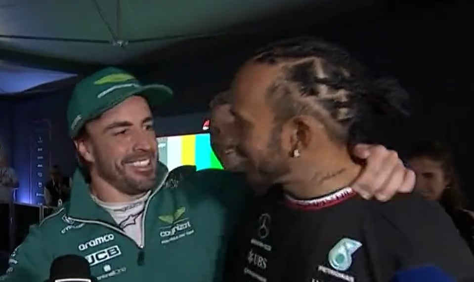 Fernando Alonso y Lewis Hamilton tras el GP de Bahrein de F1 2023. (DAZN)