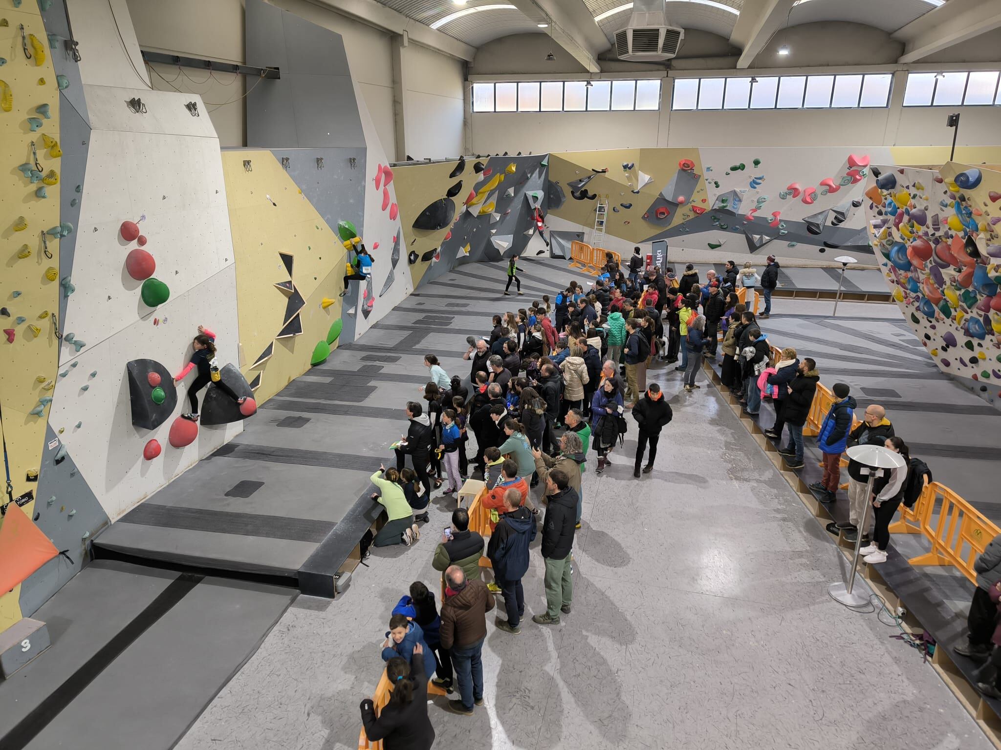 La competición de los Juegos Escolares de Escalada de Bloque se realizó en Jaca