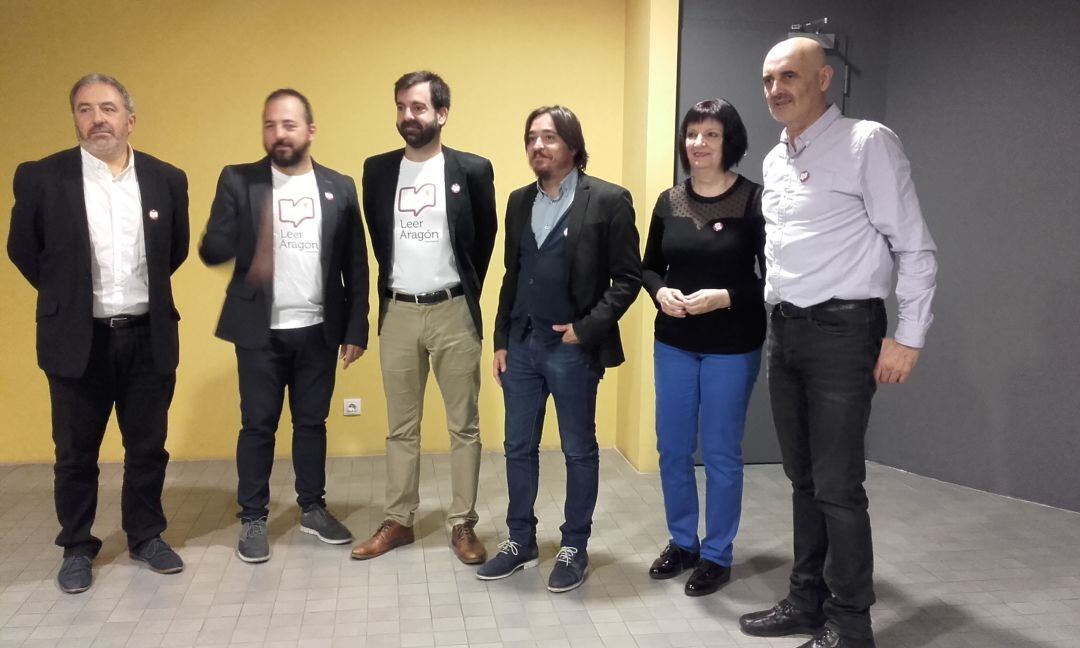 David Lozano, coordinador, y Nacho Escuín, director general de cultura, junto a responsables y escritores participantes en el programa, Leer Aragón. 