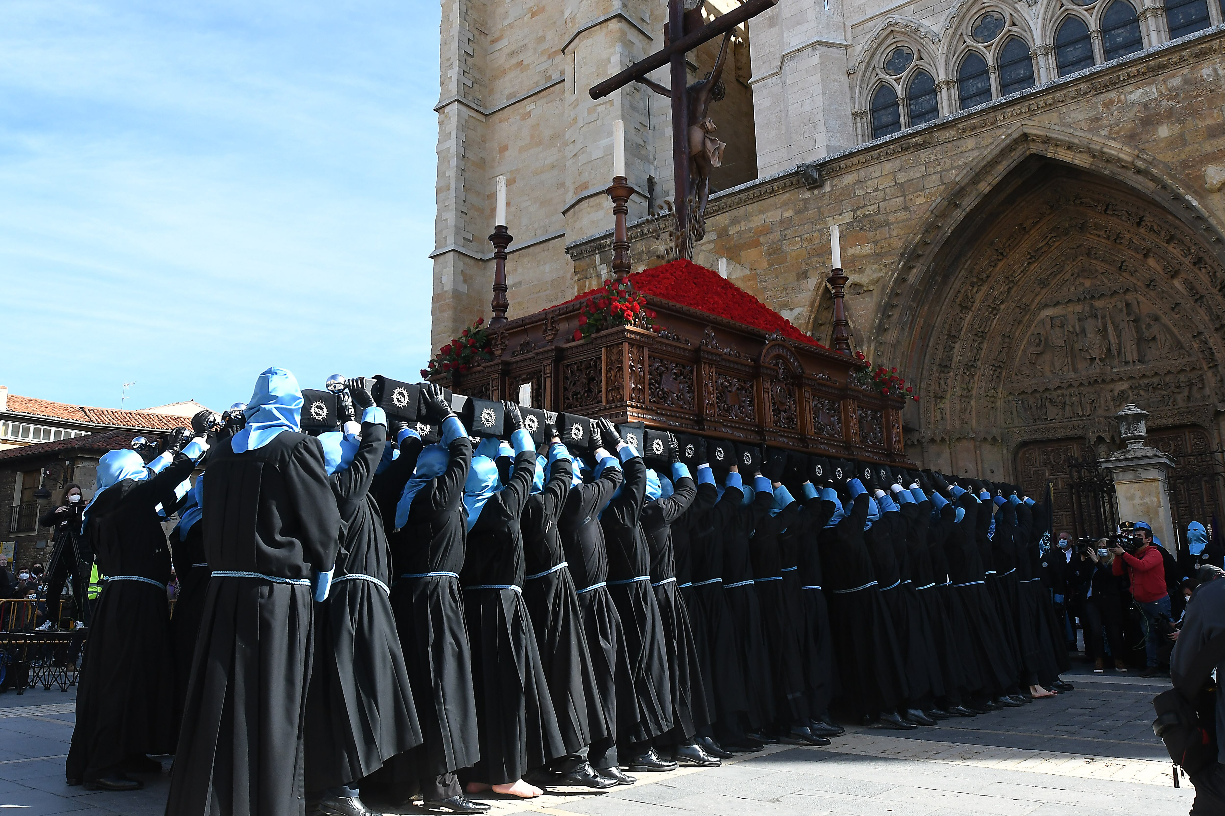 LEÓN, 14/04/22 Procesión de las Bienaventuranzas, este Jueves Santo en la plaza de la Catedral de León. EFE/J.Casares
