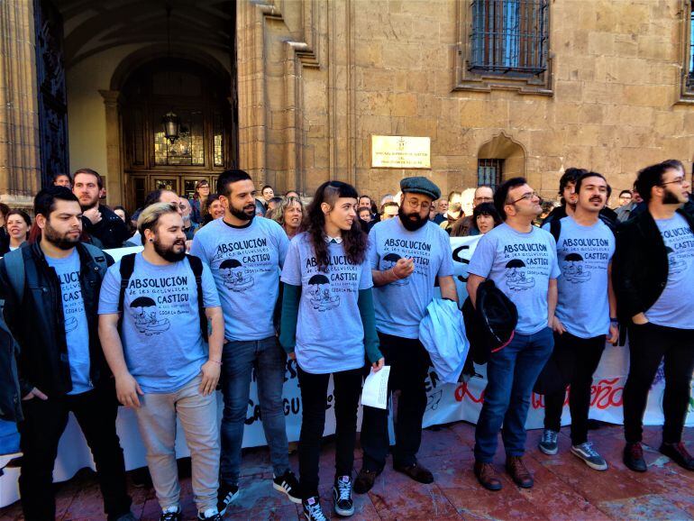 Los acusados por la ocupación de La Madreña, el día de inicio del juicio.