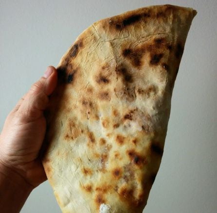 Lo mejor de una masa de pizza es que tenga una corteza crujiente, pero que sea lo bastante flexible como para poder doblarse por la mitad sin romperse.