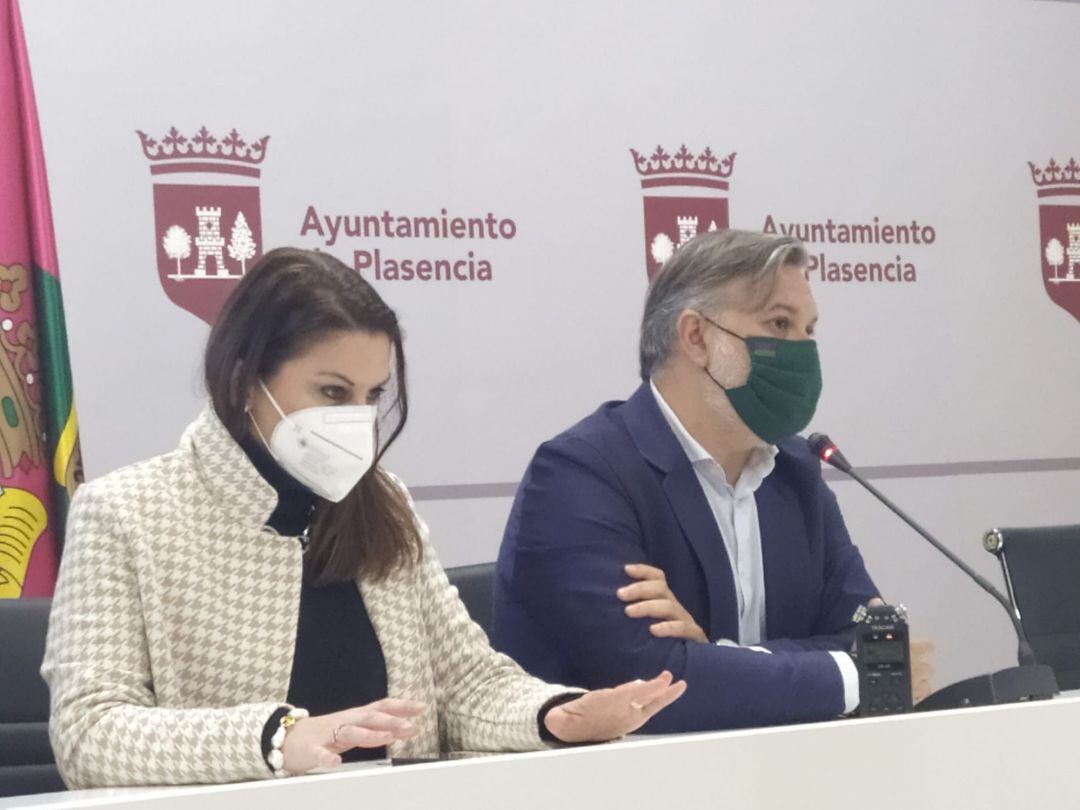 El alcalde de Plasencia, Fernando Pizarro, junto a la concejal de igualdad, María Teresa Díaz